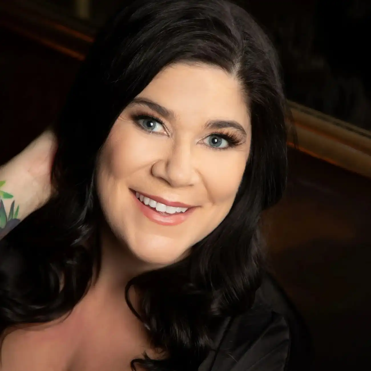 Holli_Houseworth-040copysmallerheadshot0square1